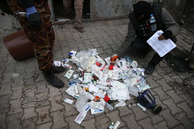 Operasyonlarda yaralanan teröristler, revire dönüştürülen evlerde tedavi ediliyor. Güvenlik güçleri, terör örgütü mensuplarınca revire dönüştürülen bir evde, çok miktarda tıbbi malzeme, ilaç ve sargı bezi ele geçirdi.