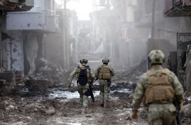 Bulunan malzemeler arasında ameliyat makasları ve neşterler ile ateşli silah yaralanmalarında ilk müdahalede kullanılan ilaç ve malzemeler dikkati çekti.