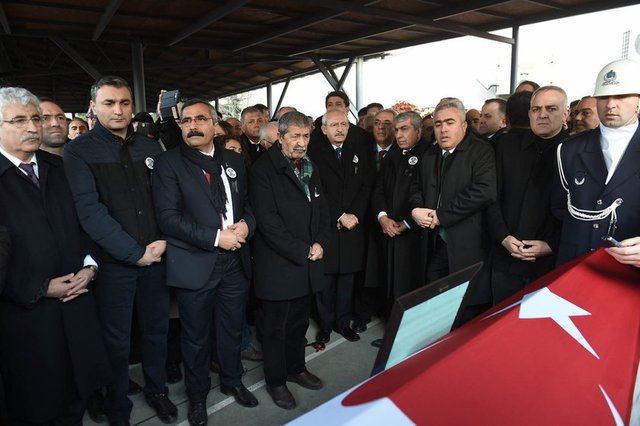 Eski CHP milletvekili ve TBMM Başkanvekili Kamer Genç için Kartal Cemevi'nde cenaze töreni düzenlendi.