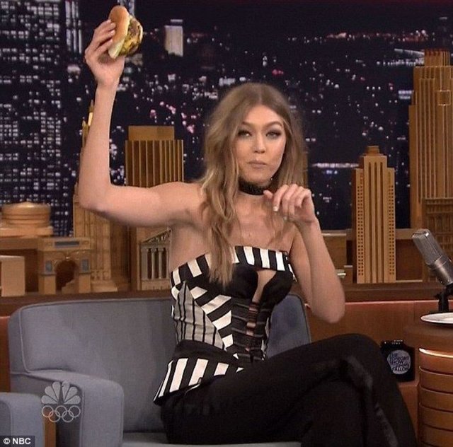 Ünlü model, hamburger âşığı olduğunu itiraf ederken hayat mottosunu "Fit kalmak için sağlıklı beslen, aklı başında kalmak için hamburger ye" olarak açıkladı.