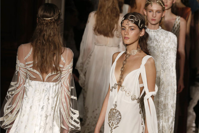 Paris Moda Haftası tüm ihtişamıyla devam ederken önceki gün Valentino markasının İlkbahar-Yaz 2016 defilesi ışıltılı kreasyonlarla izleyenleri büyüledi.