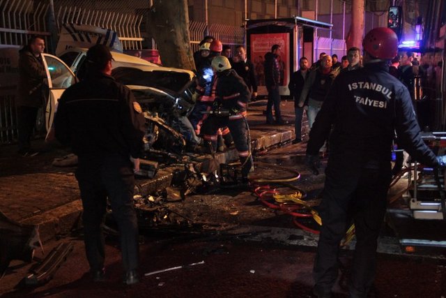 Çarpmanın şiddetiyle savrularak kaldırma çıkan polis aracı, yol kenarındaki demir parmaklıklara çarparak durdu.