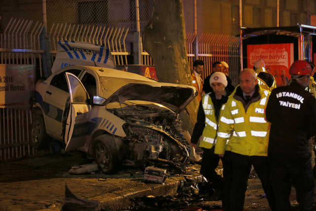 Polis aracı ile çarpışan otomobilin sürücüsünün ünlü yönetmen Sinan Çetin'in oğlu Rüzgar Çetin olduğu öğrenildi. Kazadan sonra Rüzgar Çetin gözaltına alındı.