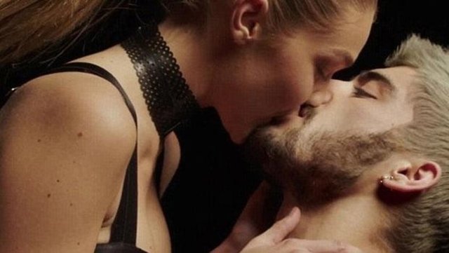 Aşklarıyla gündem oldukları halde bu konuda konuşmamayı hatta her fırsatta arkadaş olduklarını dile getiren Hadid ile Malik, genç şarkıcının ilk solo single'ı Pillowtalk'ın klibinde dikkat çeken görüntüler sergiledi.