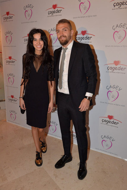 Asena Erkin ilk iş olarak soyadını değiştirdi.