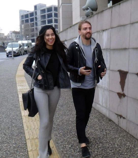 SOYADINI DEĞİŞTİRDİ - Yıllardır özel hayatlarıyla günden düşmeyen Asena-Caner Erkin çifti geçtiğimiz ay ayrıldı.