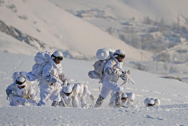 Sümbül Dağı karşısında 5 taburdan oluşan Dağ ve Komando Tugay Komutanlığı, her türlü hava ve iklim koşullarında operasyon yapabilen sayılı birlikler arasında yer alıyor.