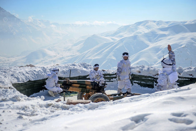 Türk Silahlı Kuvvetlerinin göz bebekleri konumundaki komandolar, atış eğitimlerinde de top, havan, ağır ve hafif makineli silahlarla hedefleri vurarak göz dolduruyor.