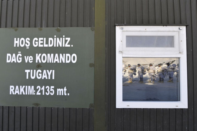 Hakkari'de 2 bin 135 rakımlı bölgede bulunan Dağ ve Komando Tugay Komutanlığındaki komandolar, hava sıcaklığının bazen sıfırın altında 20 dereceye kadar düştüğü koşullarda dahi eğitimlerini aksatmadan vatan savunması için göreve hazır bekliyor.