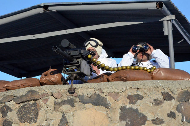 Ağrı Dağı bölgesinde bulunan hudut karakollarında, sınır hattının güvenliğini sağlayan Mehmetçik, ağır kış şartlarına aldırış etmeden vatani görevini yerine getiriyor.
