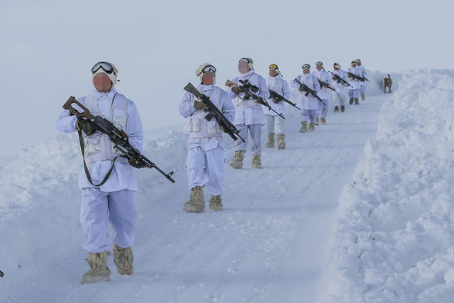 En zor şartlara hazırlıklı olan askerler, dondurucu kış koşullarına uygun kıyafet ve donanımla terör ve kaçakçılığa karşı, gece gündüz demeden mücadele veriyor.