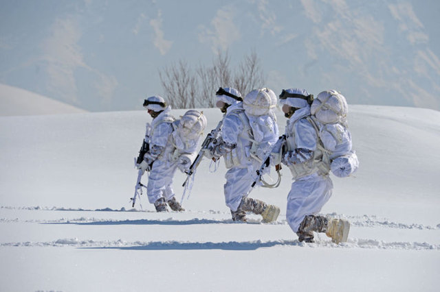 EKSİ 20'DE VATAN SAVUNMASI - Doğu ve Güneydoğu Anadolu bölgesinde terör örgütü PKK'ya yönelik yürütülen mücadelede etkin görev alan komandoların, zorlu kış koşullarındaki eğitimi nefes kesiyor.