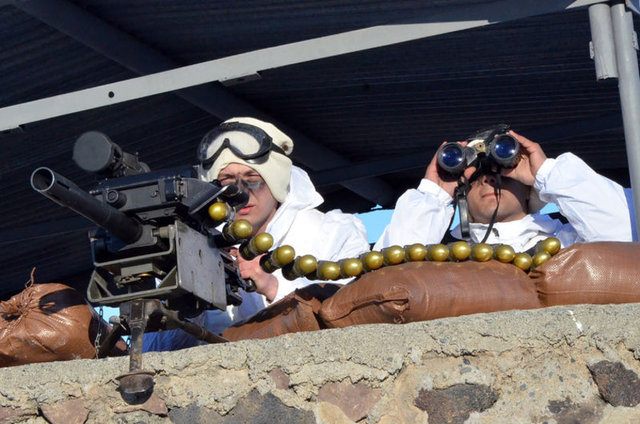 Sıfırın altında 25 dereceye kadar düşen hava sıcaklığında, eli tetikte, gözü sınırda bekleyen askerler, hem sınır hattından gelebilecek tehditlere hem de kaçakçılık olaylarına karşı hazırda bekliyor.