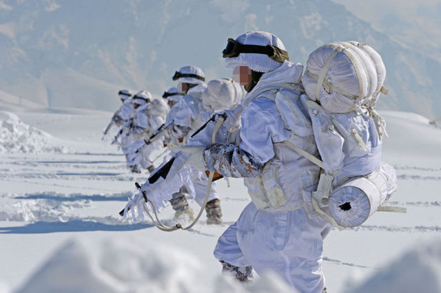 Türk Silahlı Kuvvetlerinin göz bebekleri konumundaki komandolar, silah ve teçhizatlarını kış şartlarına uygun kamufle ediyor.