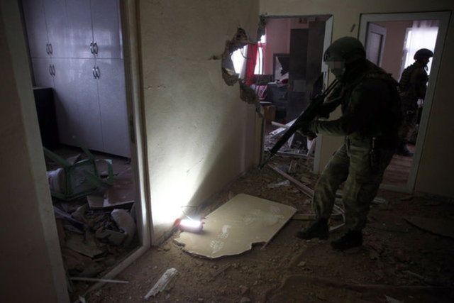 Başbakan Ahmet Davutoğlu, Riyad'da gazetecilere yaptığı açıklamada, "Sona doğru yaklaştıkça terör olaylarını organize eden çekirdek kadroya yaklaşıyoruz" dedi.