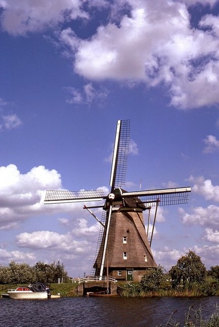 Ünlü yel değirmenlerinden biri - Hollanda