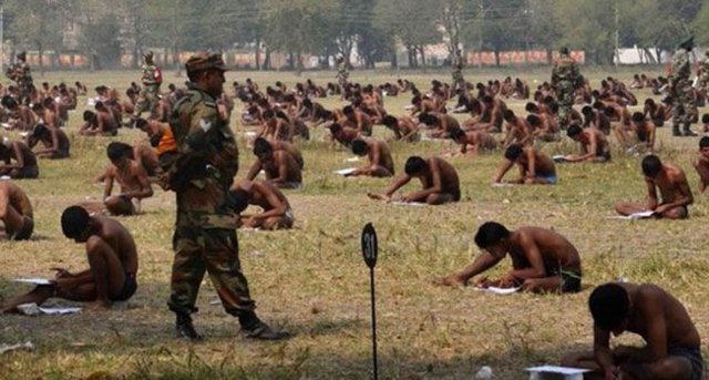 GARİPLİKLER ÜLKESİ HİNDİSTAN! - Hindistan'ın Bihar eyaletindeki Muzafferpur kentinde orduya eleman alma sınavında kopya çekilmesini önlemek için adaylardan iç çamaşırlarına kadar soyunmaları istendi. Ordu yetkilileri, 'kalabalık aday grubunu kontrol ederken zamandan tasarruf yapmak için bu yöntemin tercih edildiğini' açıkladı.