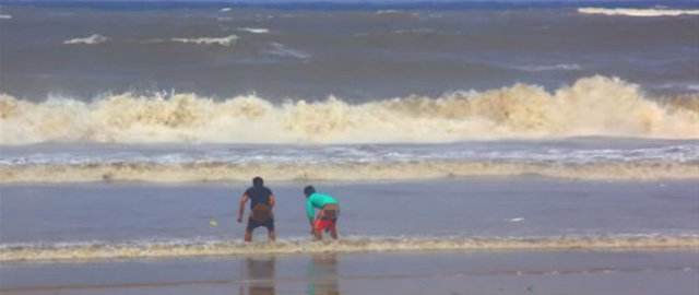 -  - Oysa tuvalet ihtiyacını dışarıda gidermek, özellikle çocuk sağlığı için ciddi bir sorun. Dünyada her yıl yüzbinlerce çocuk, insan dışkısıyla geçen hastalıklar nedeniyle ölüyor. -  -
