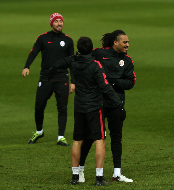 EN UNUTAMADIĞIN DEPLASMAN ANISI?Geçtiğimiz sene Celtic ile 15 bin kişilik bir stada deplasmana gitmiştik. Oraya gidince çok şaşırmıştım çünkü stadın neredeyse tamamı bizim taraftarımız ile doluydu. Rakipten çok bizim taraftarlarımız vardı; bunu unutamıyorum.