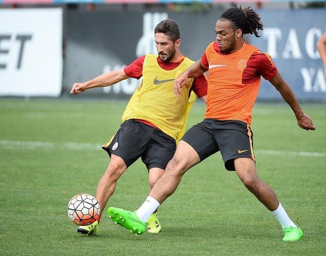 GELMİŞ GEÇMİŞ EN İYİ FUTBOLCU?Gelmiş geçmiş en iyi futbolcu bence Ronaldinho.