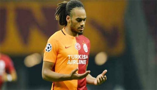 FAVORİ YEMEĞİN?Favori yemeğim pide. En sevdiğim şey. Hatta Belçika'da da şu anda onu yiyorum. Pideyi çok seviyorum. En çok sevdiğim peynirli ve sucuklu pide.