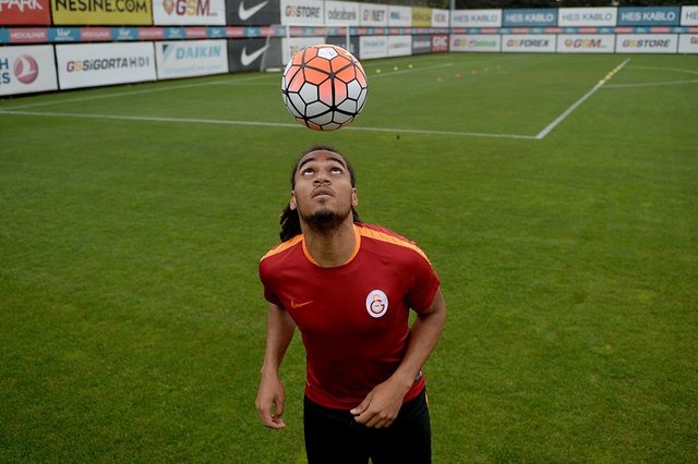 En şık giyinen oyuncu Koray Günter.En kötü giyinen oyuncu kesinlikle Lionel. Çok çok kötü giyiniyor, korkunç giyiniyor.