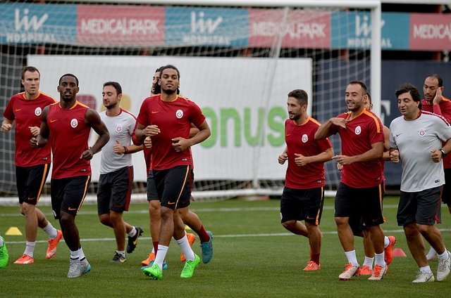 En çok konuşan oyuncu Lionel Carole.Takımda en az konuşan benim.