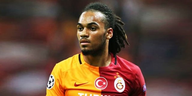 ÇOCUKKEN HAYALİN NEYDİ?Her zaman, küçükken de hayalim futbolcu olmaktı.