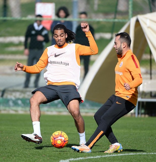 İDOLÜN KİM?İdolüm Ronaldinho. Çünkü Ronaldinho her zaman oynadığı oyunla izleyiciye keyif veren bir futbolcu. Dolayısıyla idolüm o.