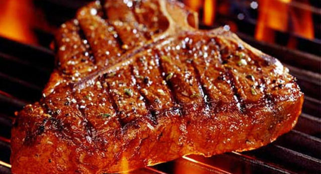 Kırmızı etin yüzde 75 kadarı su, yüzde 25 kadarı ise kuru maddedir. Kuru maddenin ise önemli bir kısmı proteindir. Günlük protein ihtiyacının kırmızı etten sağlanması gereken kısmının eksiksiz bir şekilde alınabilmesi için bir kişinin sağlıklı ağırlığının kilogramı başına 1 gram kırmızı et tüketmesi gerekir."