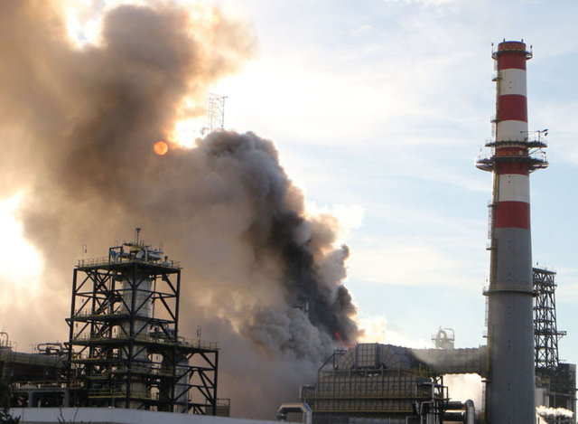 Kocaeli 'nin Körfez İlçesi'nde bulunan Tüpraş Rafinerisi'nde yangın çıktı. Rafinerinin içerisindeki alevler uzaktan görülürken, itfaiye ekipleri sevk edildi ve söndürme çalışması başlatıldı. Öte yandan, tesise giriş ve çıkışlar kapatılırken, çevredeki evlerin boşaltıldığı öğrenildi