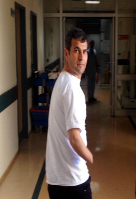 Akdeniz Üniversitesi'nde çift kol nakli yapılan Mustafa Sağır, 11 saatlik ameliyatın ardından uyandırıldı.