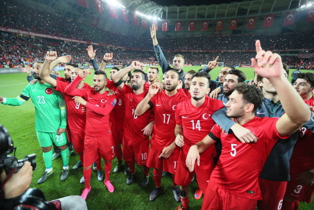 21- TÜRKİYE - 885FIFA'nın internet sitesinden açıklanan eylül ayı dünya sıralamasına göre, 2018 Dünya Kupası Avrupa Elemeleri'nde Hırvatistan ile deplasmanda 1-1 berabere kalan Türkiye, 19'unculuktan 21'inciliğe geriledi.