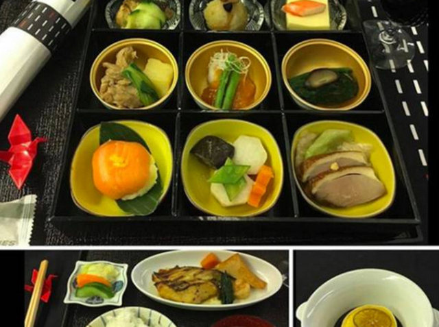 На счет обеда. Japan Airlines питание на борту.