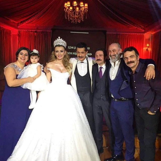 6 yıllık eşi Vildan Atasever'den geçtiğimiz yıl ocak ayında boşanan oyuncu İsmail Hacıoğlu dün akşam ikinci kez evlendi.