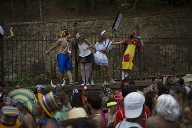 Açılışın ardından Samba okulları Sambadrome'da muhteşem bir gösteri düzenledi. 