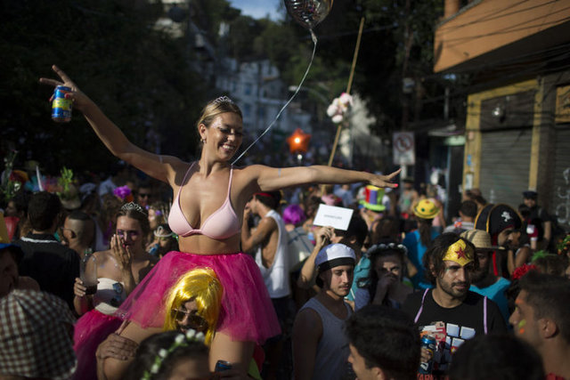 Dansçılar tabutta taşınan bir sivrisinek maketiyle halkın dikkatini çekmeye çalıştı, askerler de insanlara hastalıktan korunmak için neler yapmaları gerektiğini gösteren broşürler dağıttı. 