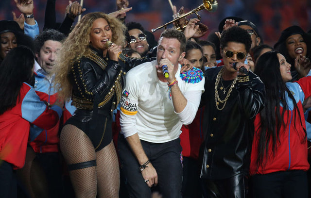 Şarkısında polis şiddetine ve adaletsizliğe karşı çıktığını söyledi. 