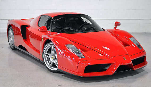 İÇİNİZ CIZ EDECEK! - 2002 yılında üretimine başlanan Ferrari Enzo'dan sadece 400 tane üretildi. Dönemin fiyatına göre 650 bin dolarlık fiyat etiketine sahip olan araç öyle bir kaza yaptı ki ortadan 2 parçaya bölündü.