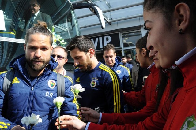 Sarı-lacivertli takıma havaalanında çiçekli karşılama yapıldı.