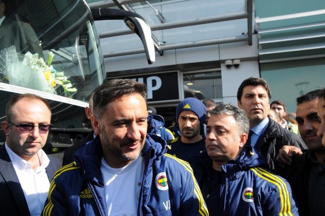 Takım buradan otobüsle stada hareket etti.