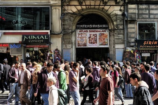 En iyi sinemaları: Klasik olarak eski Emek, Atlas. Özelde Etiler Mayadrom, Ortaköy Princess.