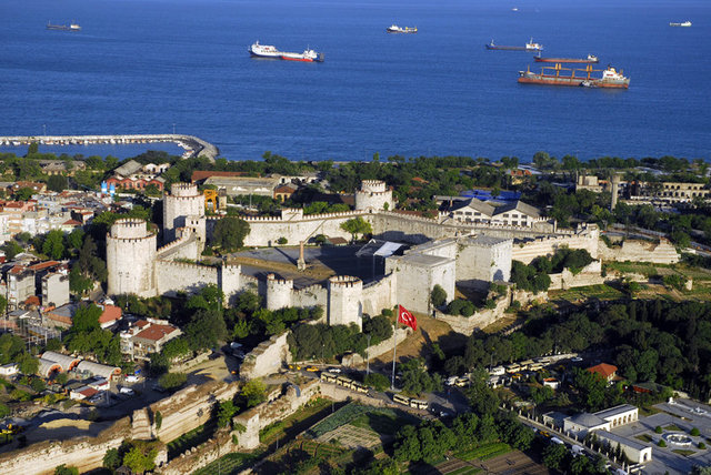 En kötü mimari: Yedikule'nin arkasındaki binalar.