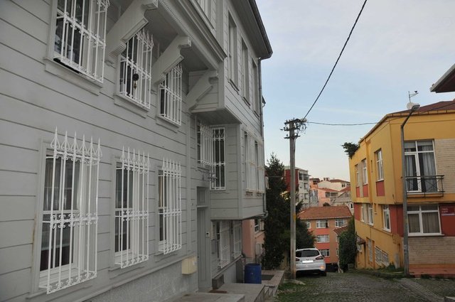 En sevdiğiniz yeri/yerleri: Boyacıköy'den Boğaz'a yürünen dar yol. Sonbaharda olağanüstü olur, denizin rengi laciverte dönüşür.