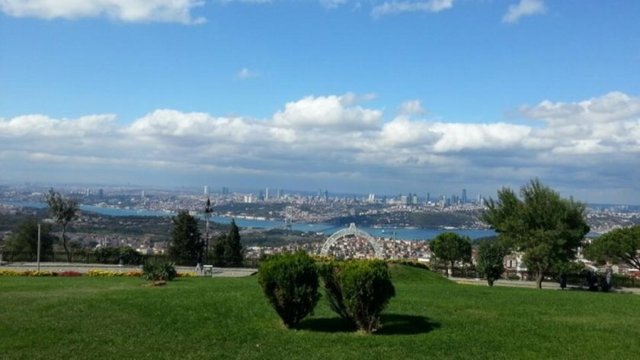 İstanbul'un en romantik noktası: Çamlıca Tepesi.