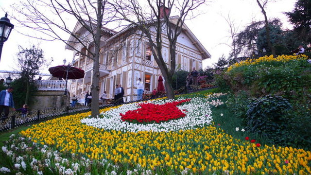 İstanbul'un en romantik noktası: Baharda Emirgân.