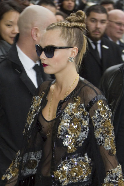 Delevingne'in teklifini yaparken sevgilisinin önünde diz çöktüğü de ileri sürülenler arasında.