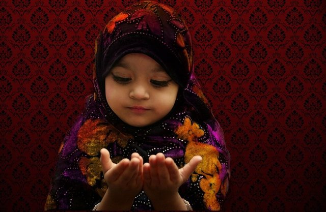 Dillerini eğip bükerek (geveliyerek) konuşmazlar. / Nisa-135