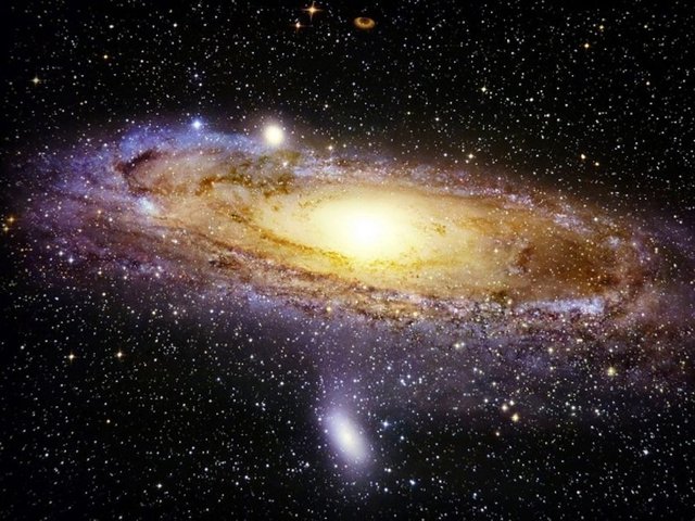 Galaksilerin merkezinde birer karadelik vardır. Bu karadeliklerin çekim gücüne sahip olması nedeniyle, güneş siteminin etrafında döner ve spiral galaksileri oluşturur.