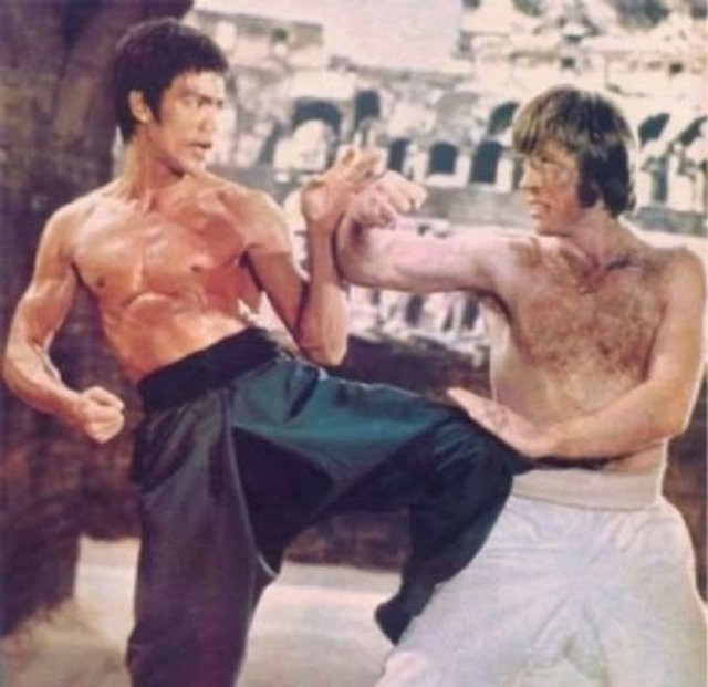 Bruce Lee'nin hareketleri o kadar hızlıydı ki, şimdiki tekniğin aksine onun filmlerinde "Slowmotion" yani ağır çekim tekniği kullanılırdı ki hareketleri görülebilsin.
